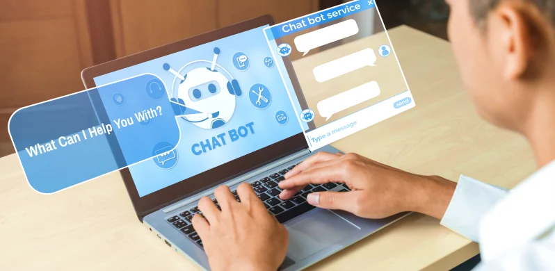 laptop mostrando una inteligencia artificial usada en marketing digital llamada chatbot